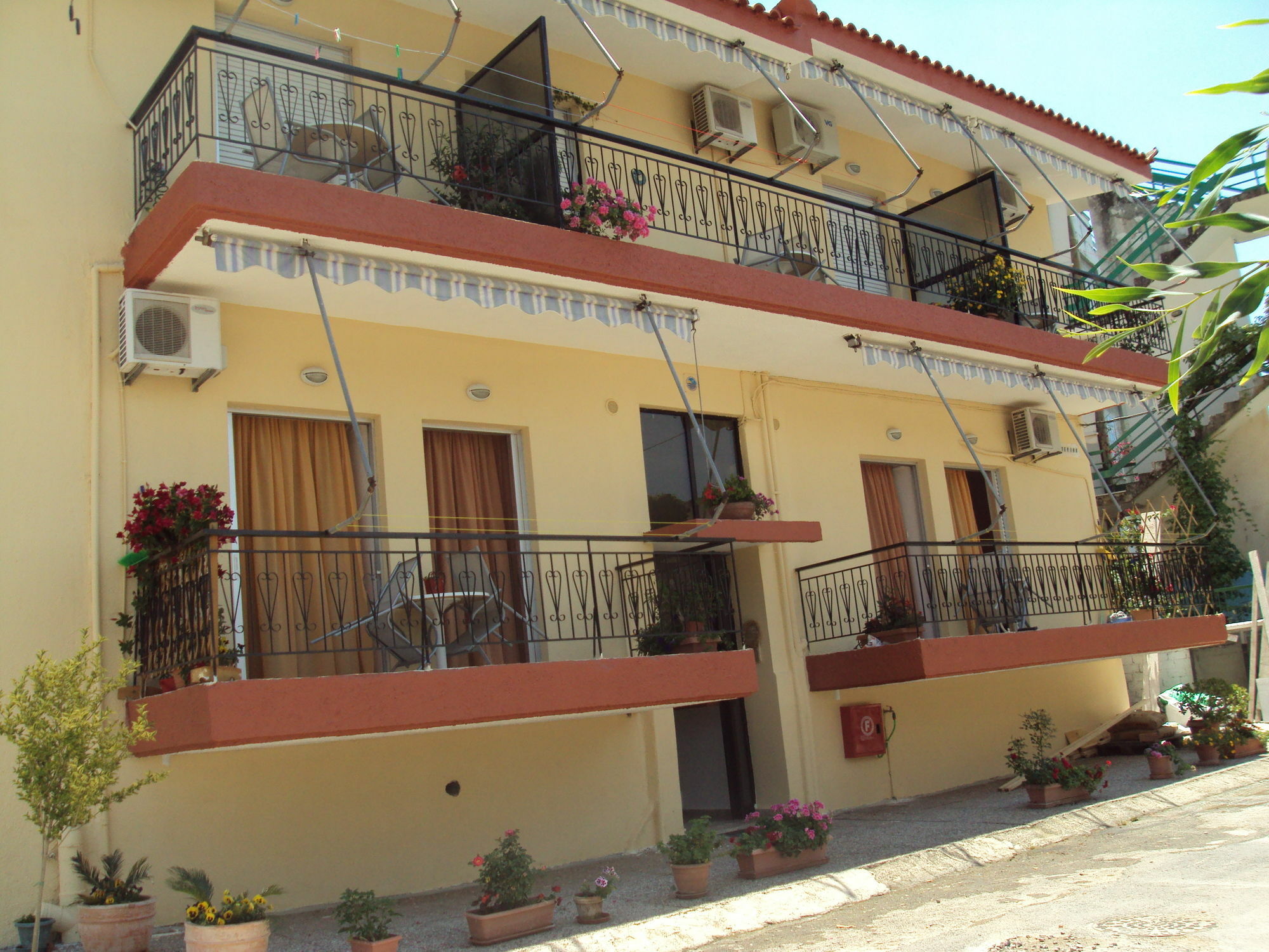 Katerina Apartments Каламата Экстерьер фото